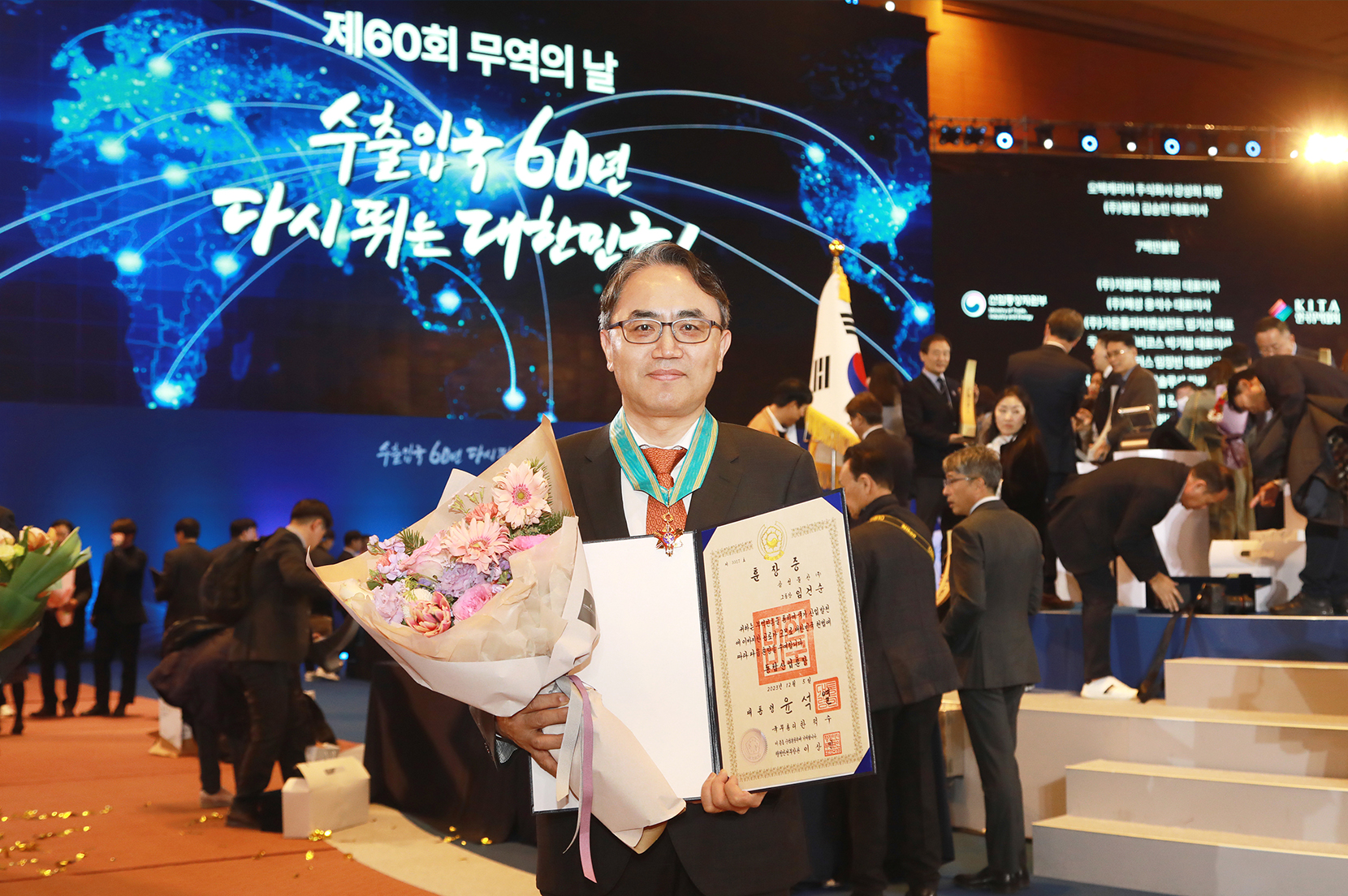 Head of Hot Rolled Steel Group wins a Bronze Tower on the 60th Trade Day  이미지
